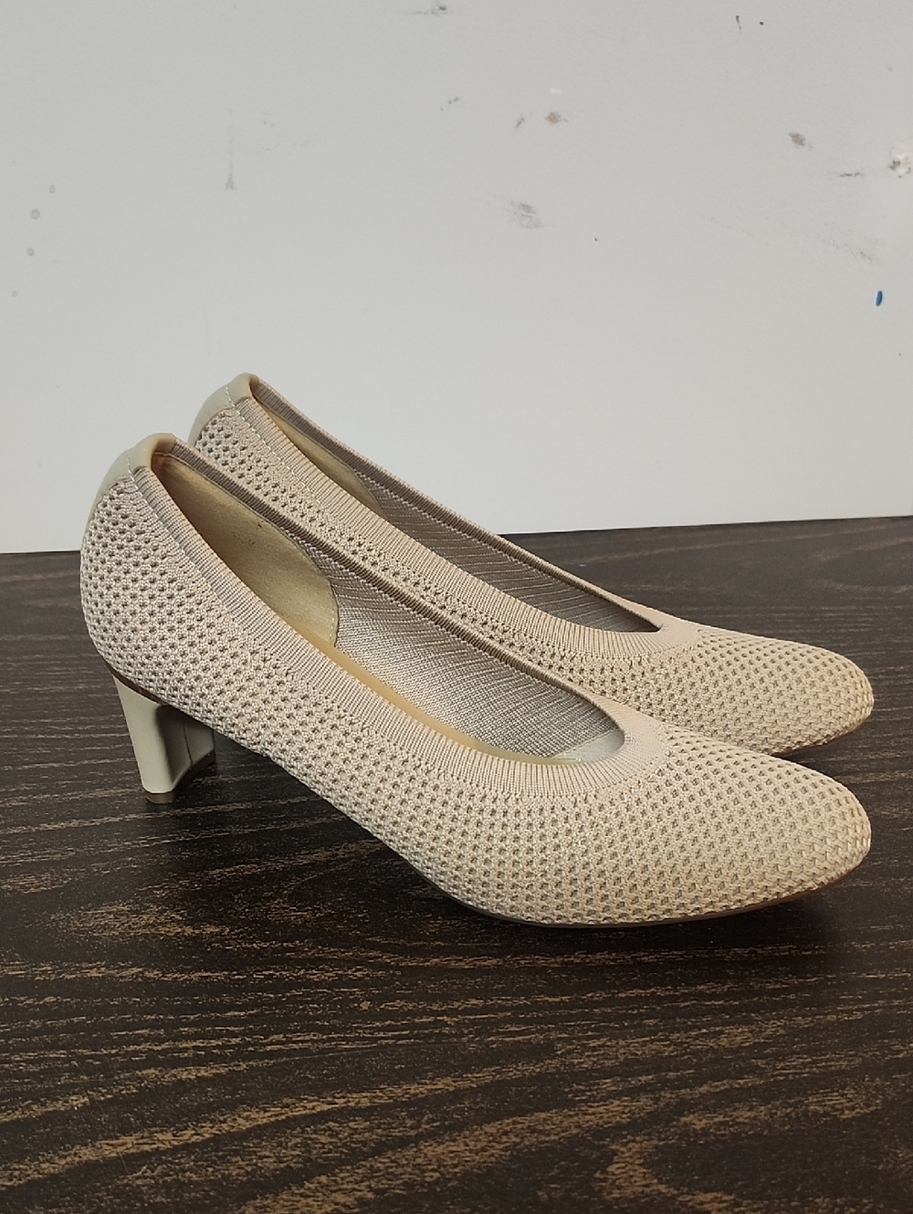 Vaneli Navy Beige Knit Pumps Size 9.5 Slip On Heel